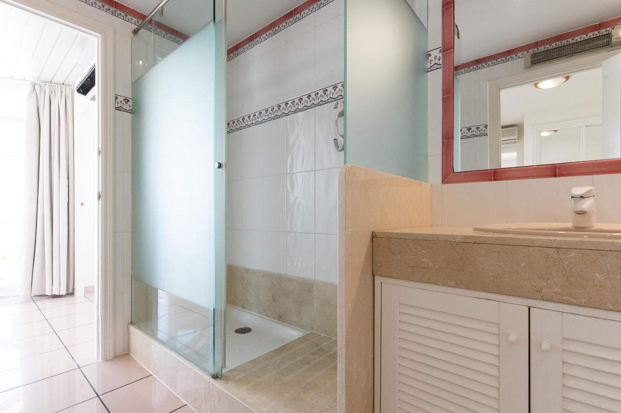 Uhc Center Apartments Салоу Екстериор снимка