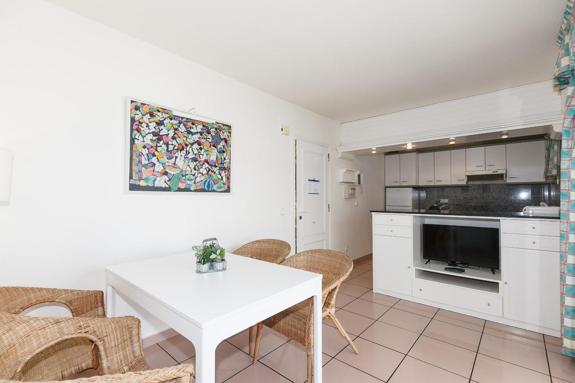 Uhc Center Apartments Салоу Екстериор снимка