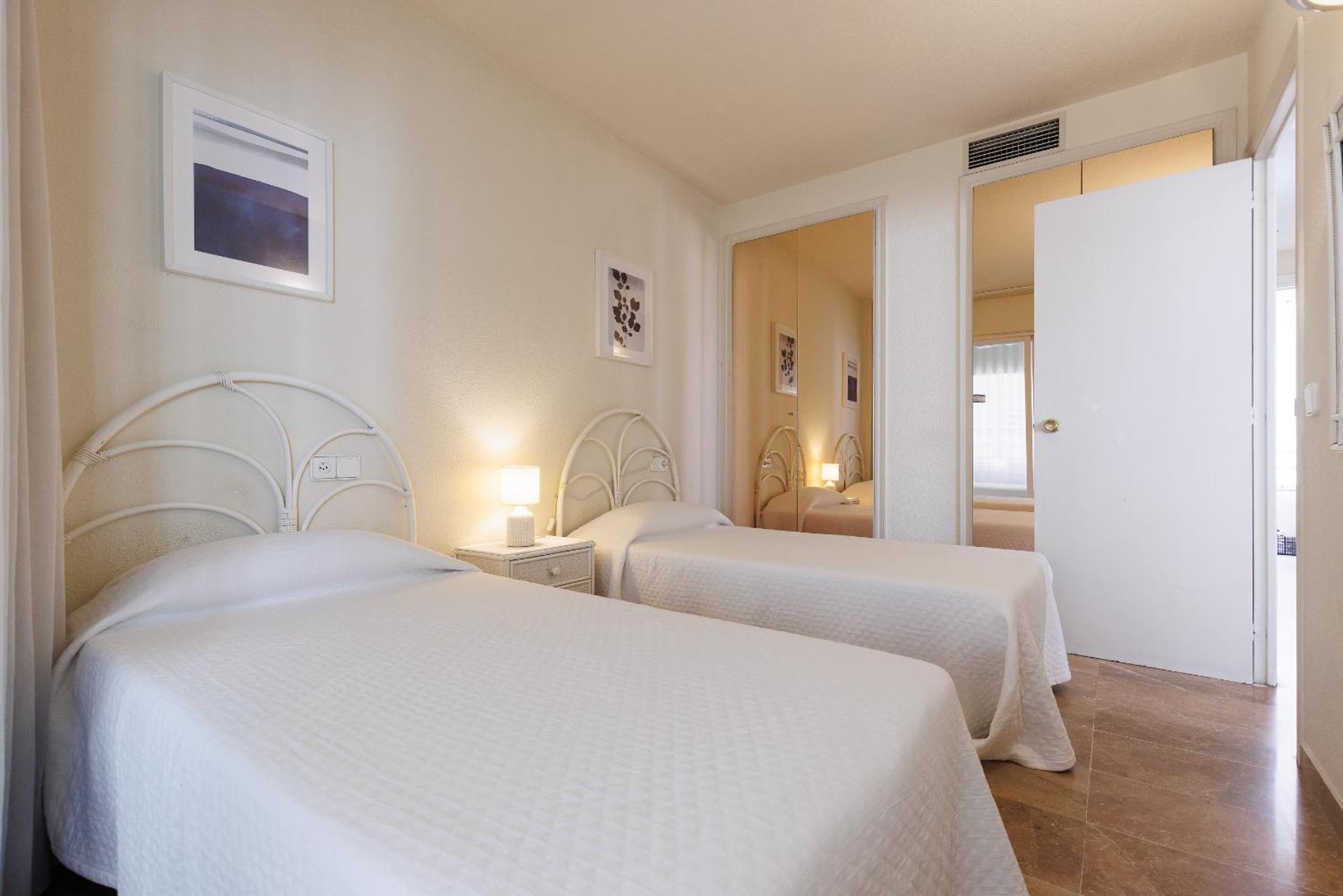 Uhc Center Apartments Салоу Екстериор снимка