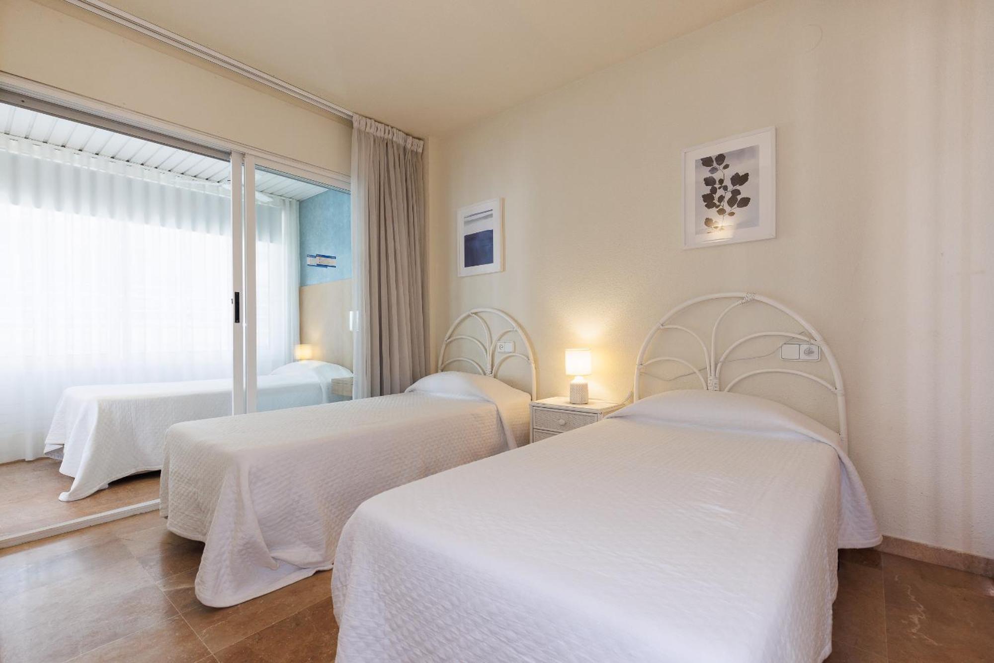 Uhc Center Apartments Салоу Стая снимка