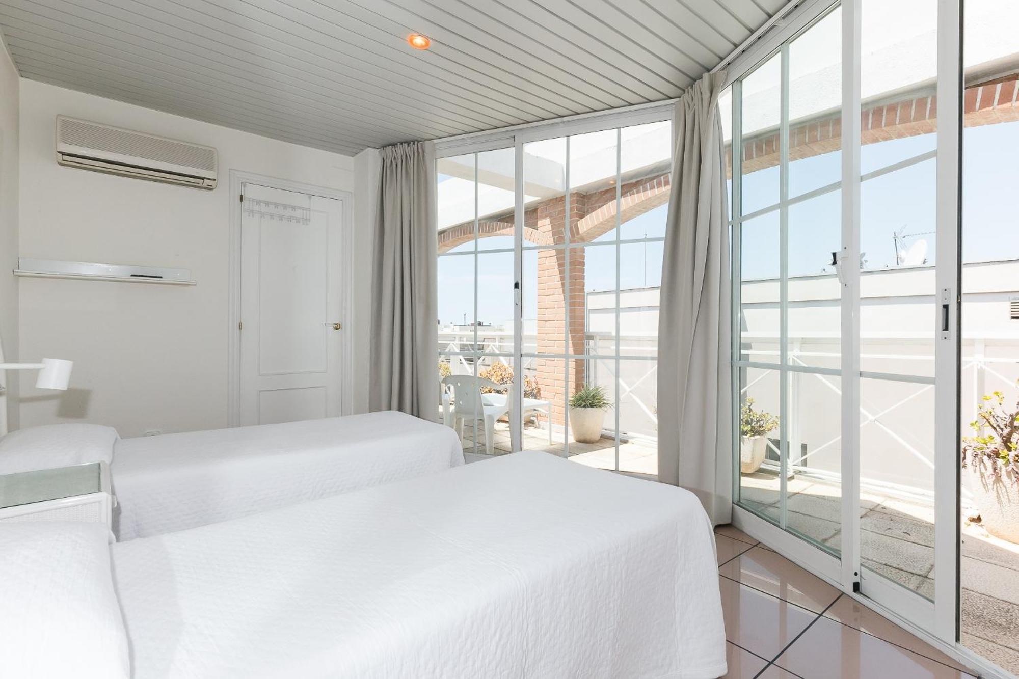 Uhc Center Apartments Салоу Стая снимка